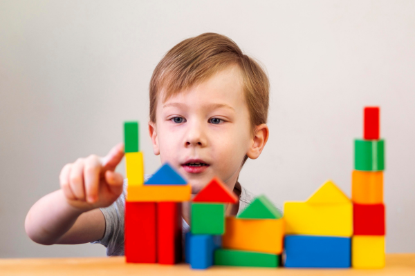 Seu filho anda na ponta dos pés? O que isso pode significar e quando se preocupar